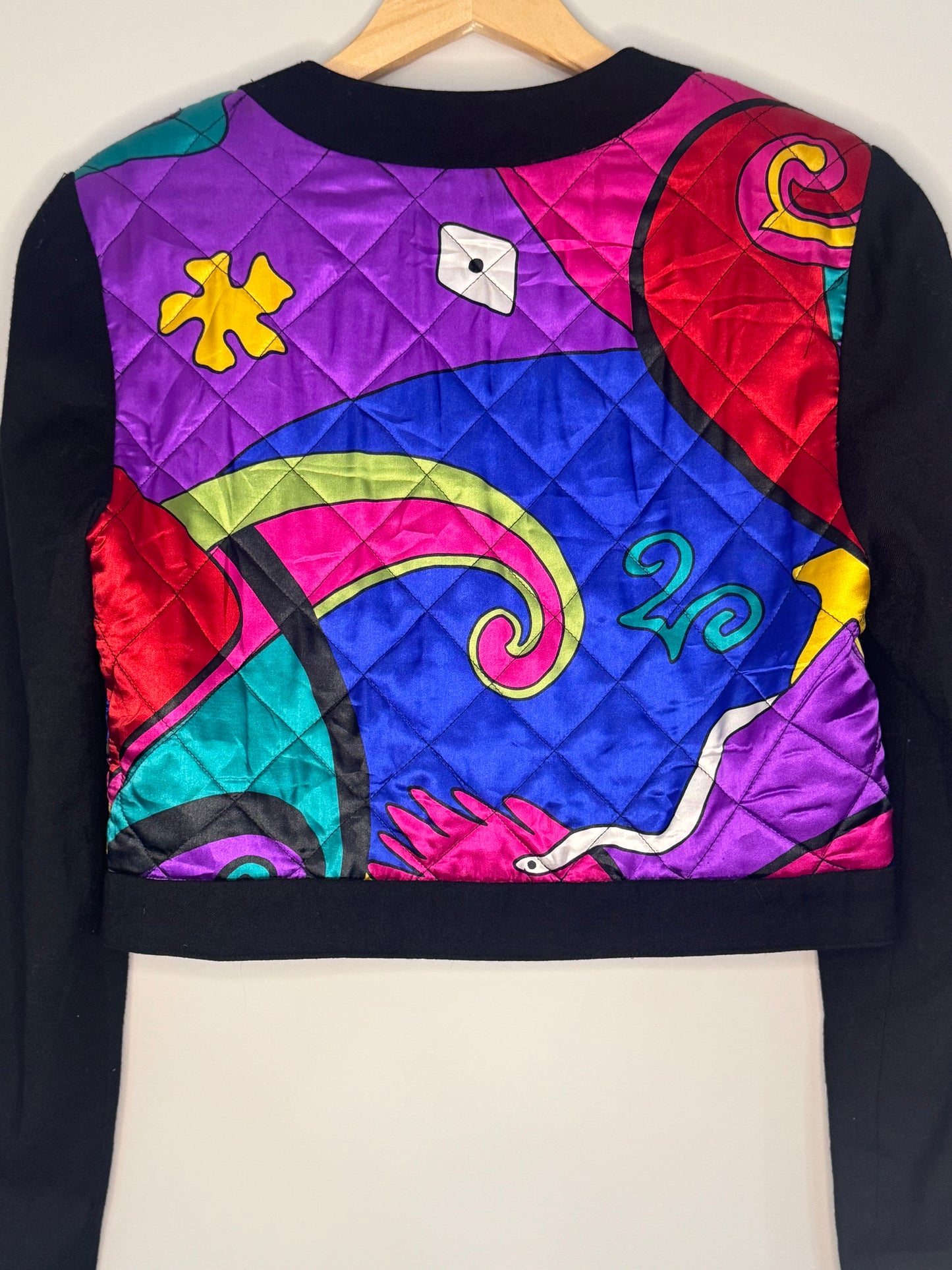 Betty Barclay Cropped Multicoloured Jacket with geometric Snake Print – Vibrant Quilted Vintage Satin Feel